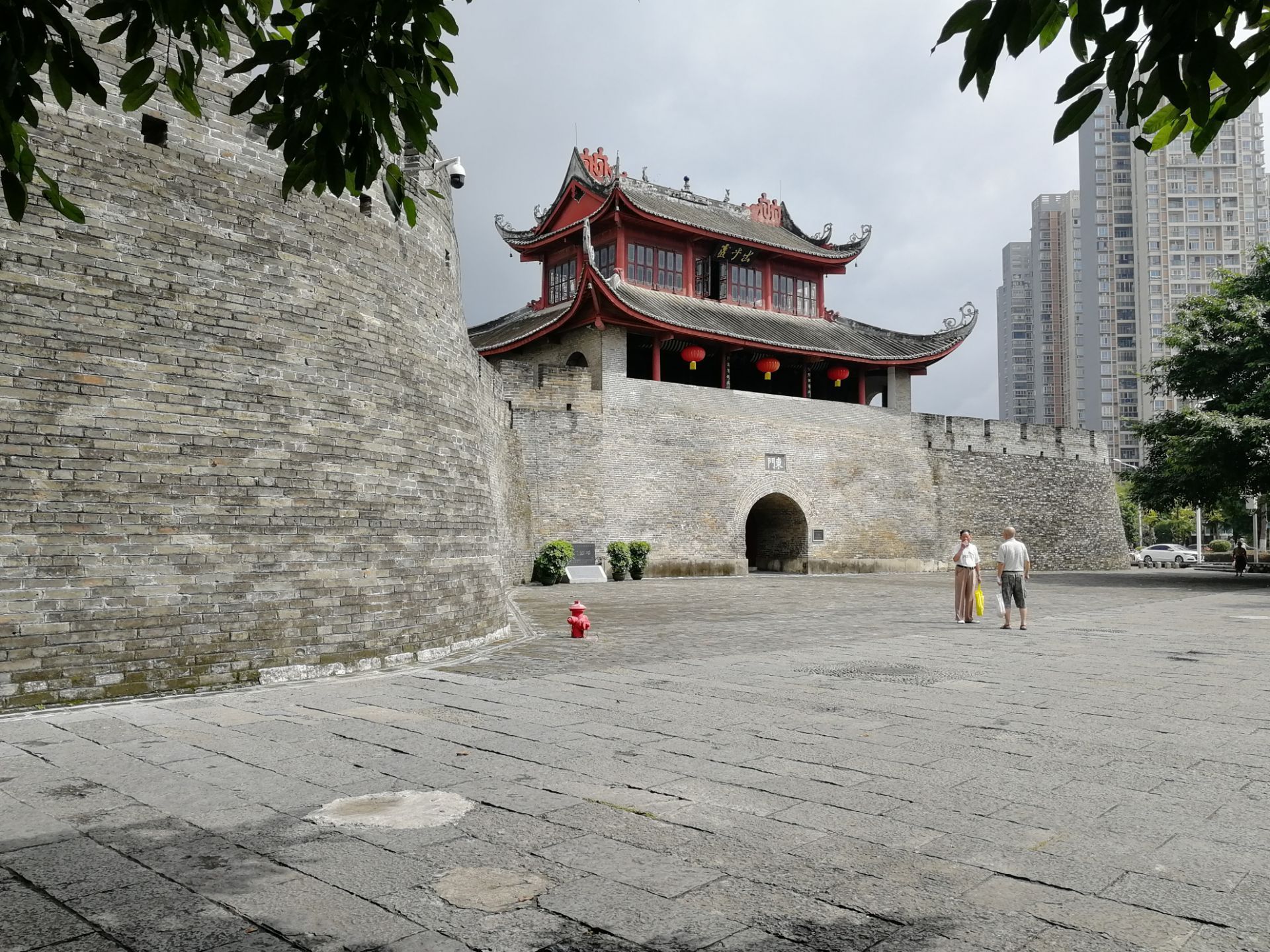 东门