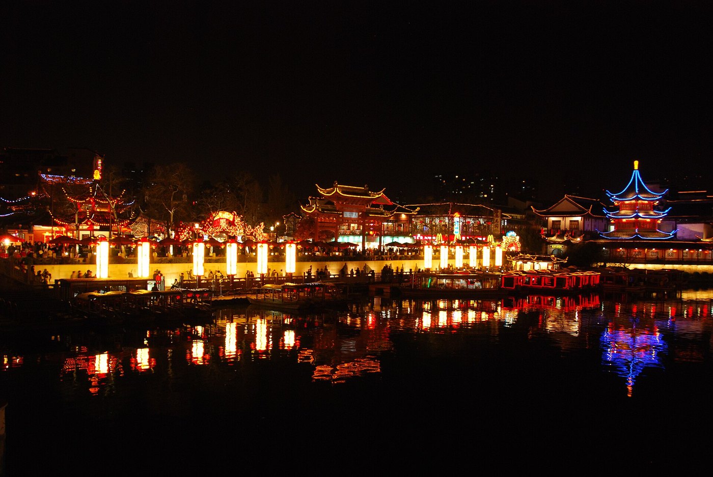 Nanjing Qinhuai River night people