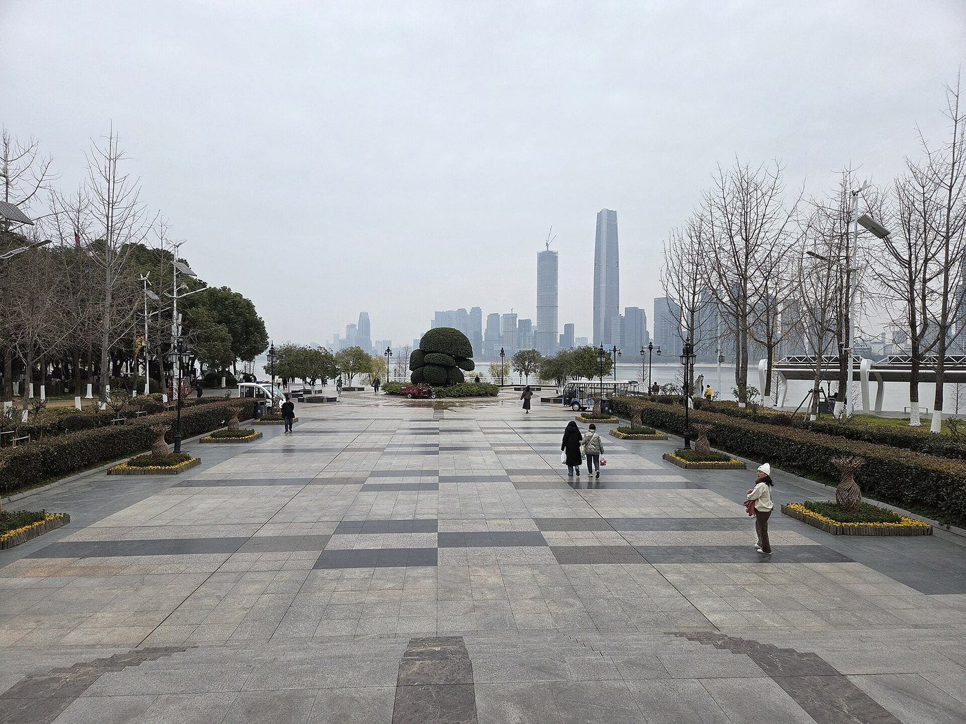 Wuhan Hankou riverfront people