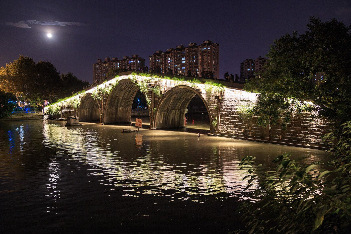 Hangzhou Grand Canal and Xiaohe Street: A Waterside Local Day