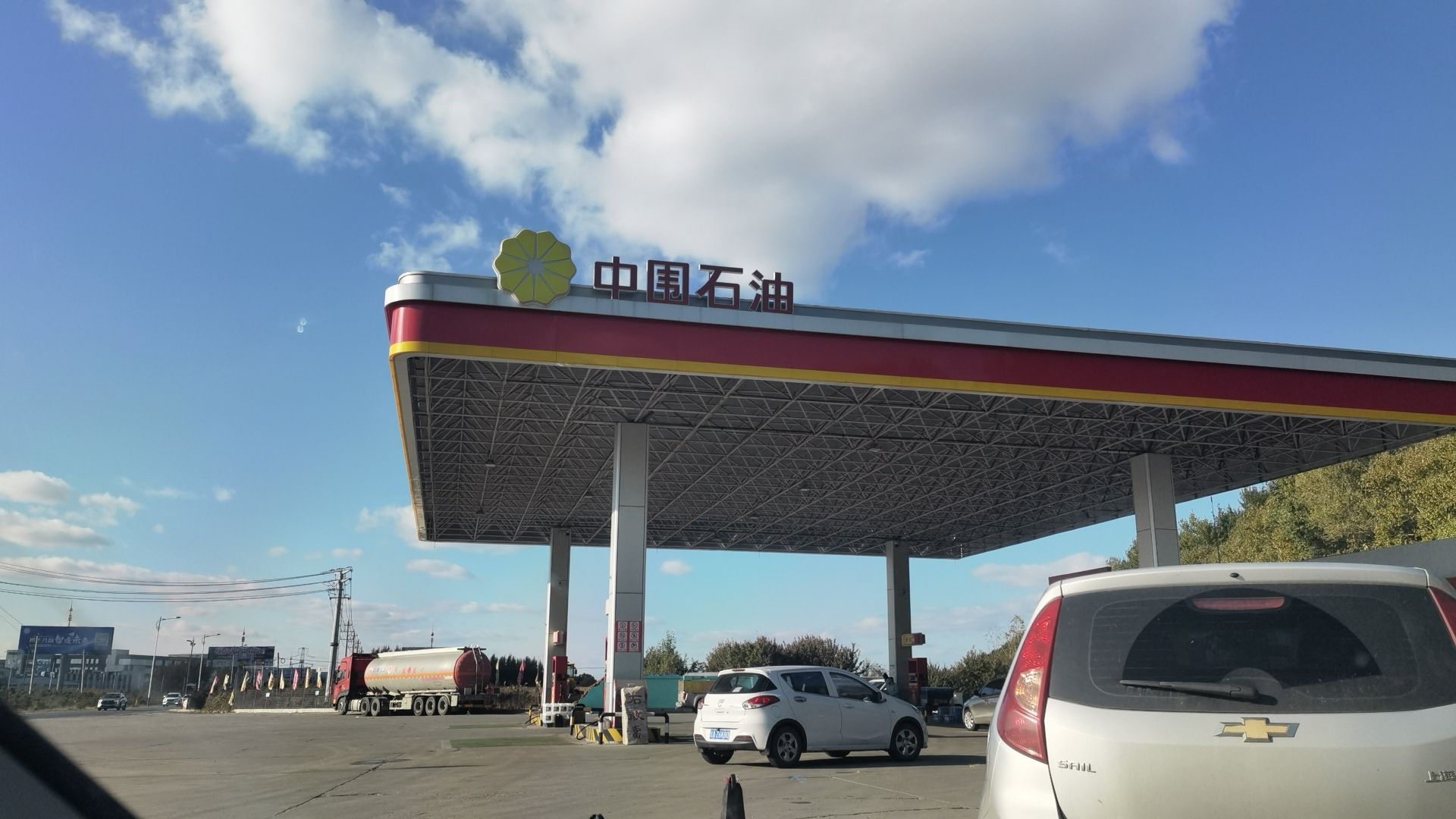 中围石油加油站